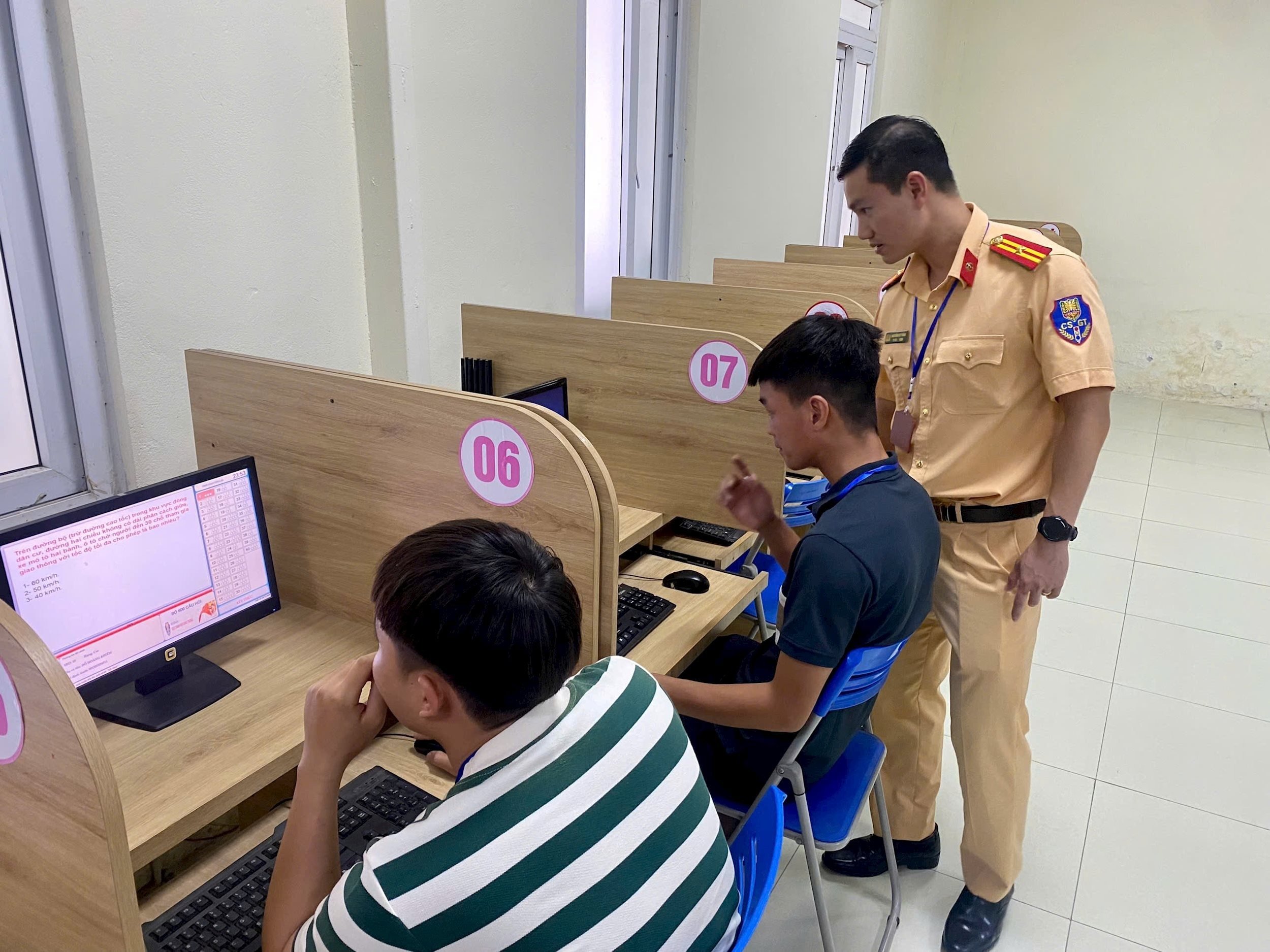 Phòng CSGT (Công an TP.Hà Nội) thực hiện sát hạch cấp giấy phép lái xe ô tô. Ảnh: TL.