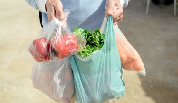 Các chợ, cửa hàng tiện lợi không được sử dụng túi nilon, hộp nhựa khó phân hủy kể từ ngày 1.1.2028 - Ảnh minh họa