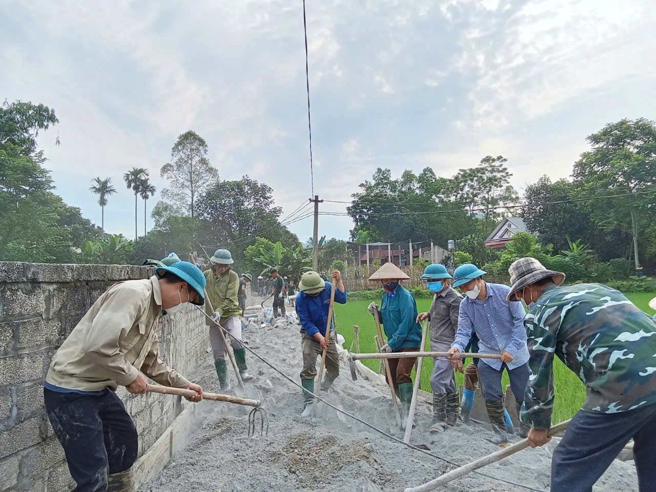 Bà con chung sức làm đường giao thông nông thôn. Ảnh: Hoàng Tính