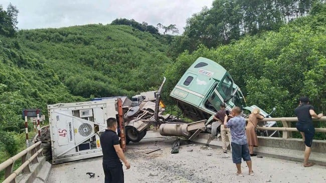 Hiện trường vụ tai nạn giao thông trên Quốc lộ 12A - tỉnh Quảng Trị, khiến giao thông bị tê liệt