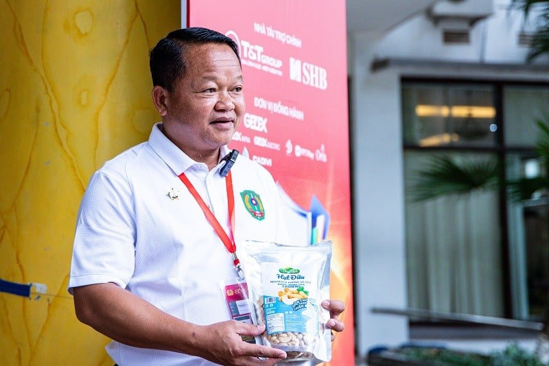 Thượng tá Phonetip Phanthavong, Quản lý đội tuyển Lào chia sẻ sau khi nhận được phần quà.
