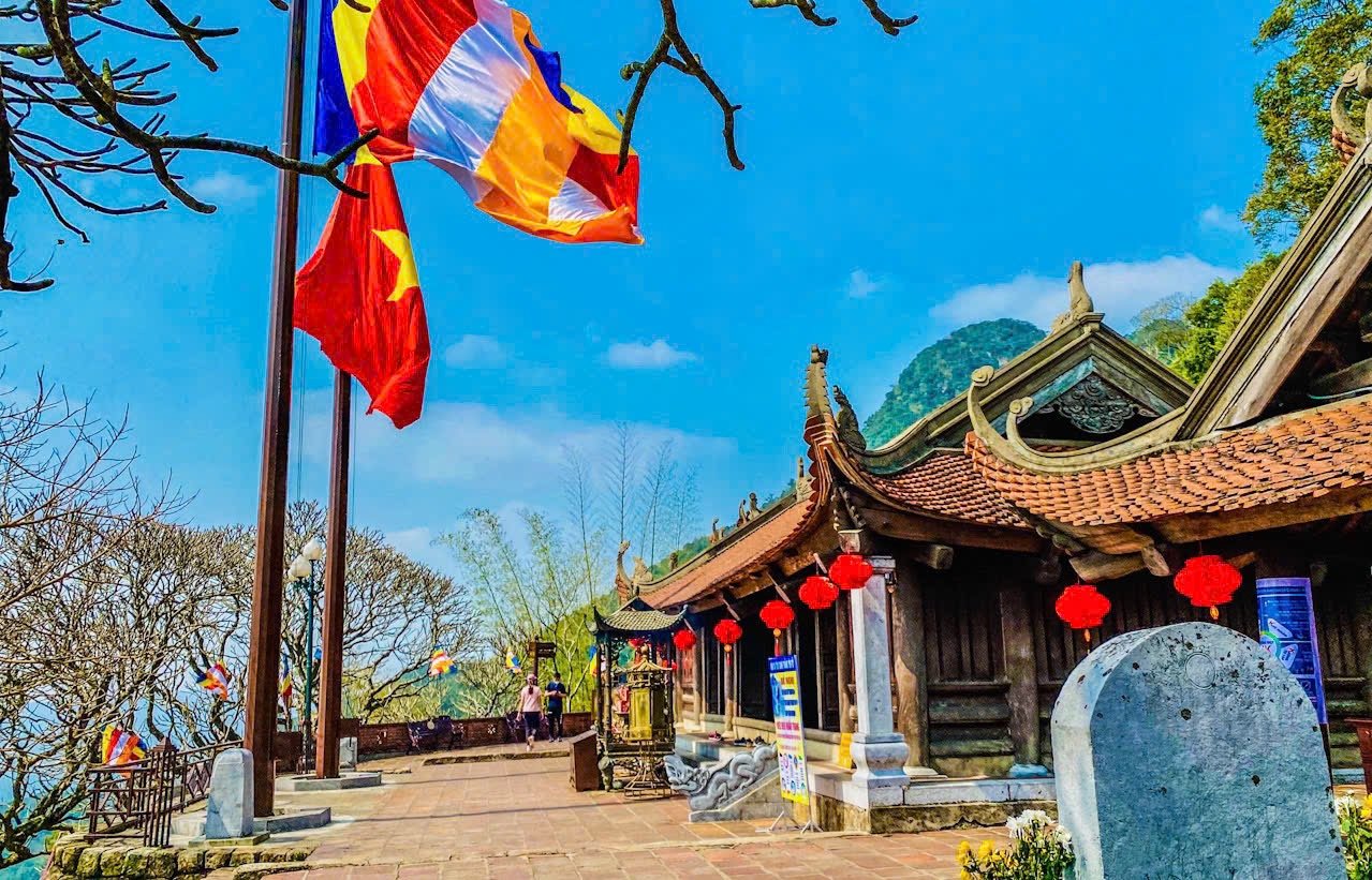 Quần thể di tích và danh thắng Yên Tử - Vĩnh Nghiêm, Côn Sơn, Kiếp Bạc là Di sản thế giới thứ 9 của Việt Nam được công nhận.