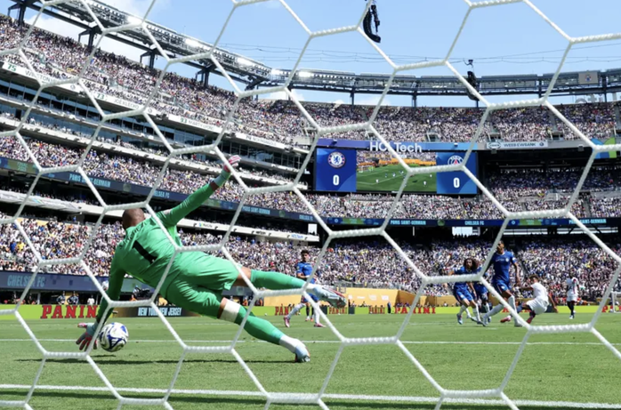 Robert Sanchez liên tục cứu thua cho Chelsea