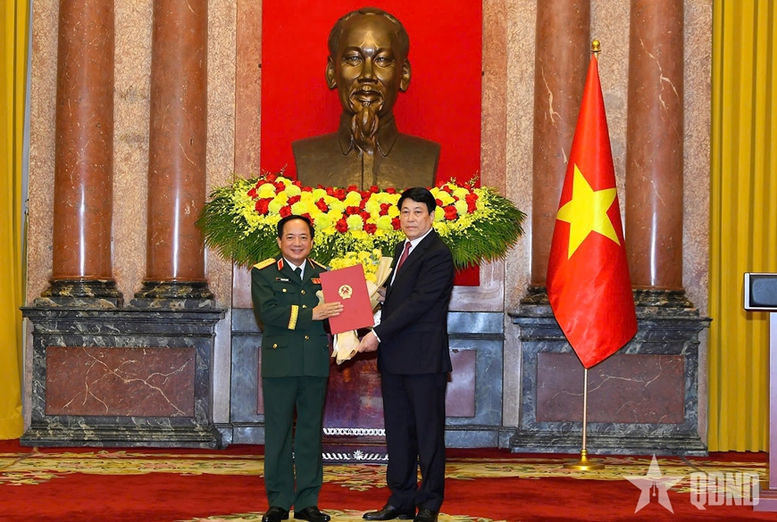  Chủ tịch nước trao Quyết định thăng quân hàm Đại tướng đối với đồng chí Trịnh Văn Quyết, Bí thư Trung ương Đảng, Ủy viên Thường vụ Quân ủy Trung ương, Chủ nhiệm Tổng cục Chính trị QĐND Việt Nam.