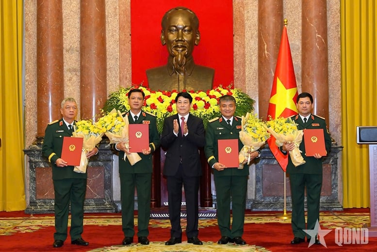  Chủ tịch nước trao Quyết định thăng quân hàm Thượng tướng đối với đồng chí Nguyễn Hồng Thái; Nguyễn Văn Hiền; Nguyễn Trường Thắng; Nguyễn Quang Ngọc.