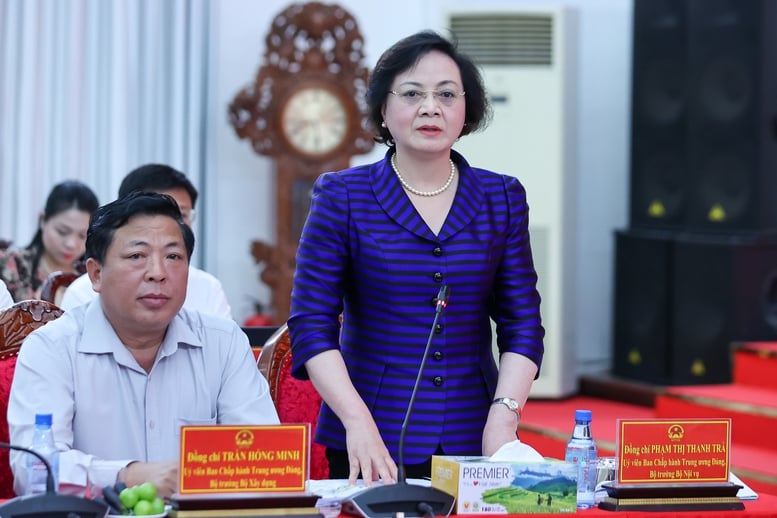 Bộ trưởng Nội vụ Phạm Thị Thanh Trà báo cáo về tình hình thực hiện chính quyền 2 cấp - Ảnh: VGP/Nhật Bắc
