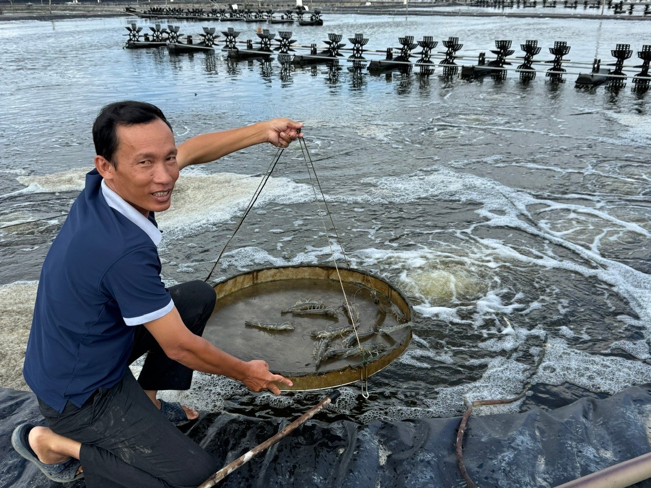 Anh Nguyễn Huy Bình, nông dân giỏi tỉnh Đồng Nai mang về doanh thu hơn 35 tỷ đồng mỗi năm với mô hình nuôi tôm ứng dụng công nghệ cao. Ảnh: Vân Nguyễn