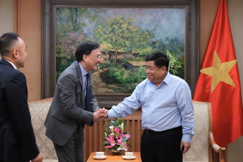 Phó Thủ tướng Nguyễn Chí Dũng hoan nghênh các doanh nghiệp quan tâm và có kế hoạch đầu tư, kinh doanh tại Việt Nam, đặc biệt là trong lĩnh vực phát triển đô thị thông minh - Ảnh: VGP/Thu Sa