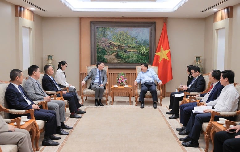 Phó Thủ tướng khẳng định, Chính phủ sẽ đồng hành, hỗ trợ và tạo điều kiện thuận lợi nhất cho các doanh nghiệp Trung Quốc nói chung và Công ty Cơ sở hạ tầng CCC, Tập đoàn Hero Thâm Quyến nói riêng đầu tư kinh doanh hiệu quả tại Việt Nam - Ảnh: VGP/Thu Sa