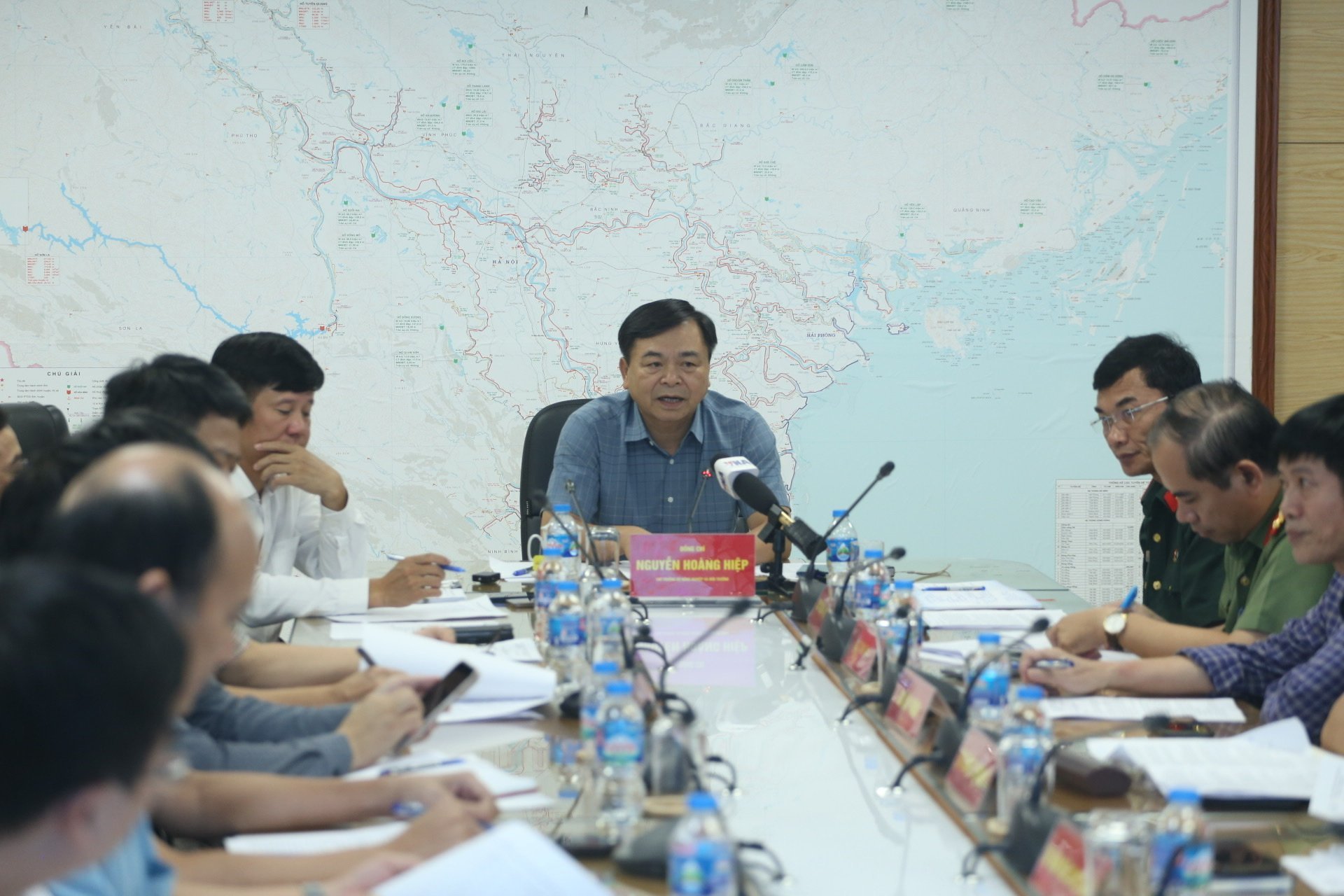 Thứ trưởng Bộ NN&MT chủ trì buổi làm việc với đại diện các Bộ, ngành để đưa ra phương án ứng phó với bão Wipha. Dự báo, bão Wipha sẻ đi vào biển Đông đêm ngày 20/7, rạng sáng ngày 21/7.