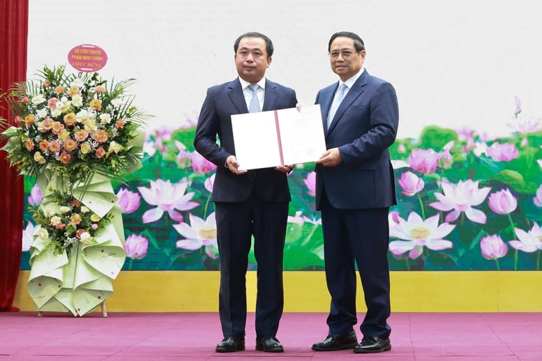  Thủ tướng Chính phủ Phạm Minh Chính trao quyết định điều động đồng chí Trần Đức Thắng về công tác tại Bộ Nông nghiệp và Môi trường, giao quyền Bộ trưởng Bộ Nông nghiệp và Môi trường - Ảnh: VGP/Nhật Bắc