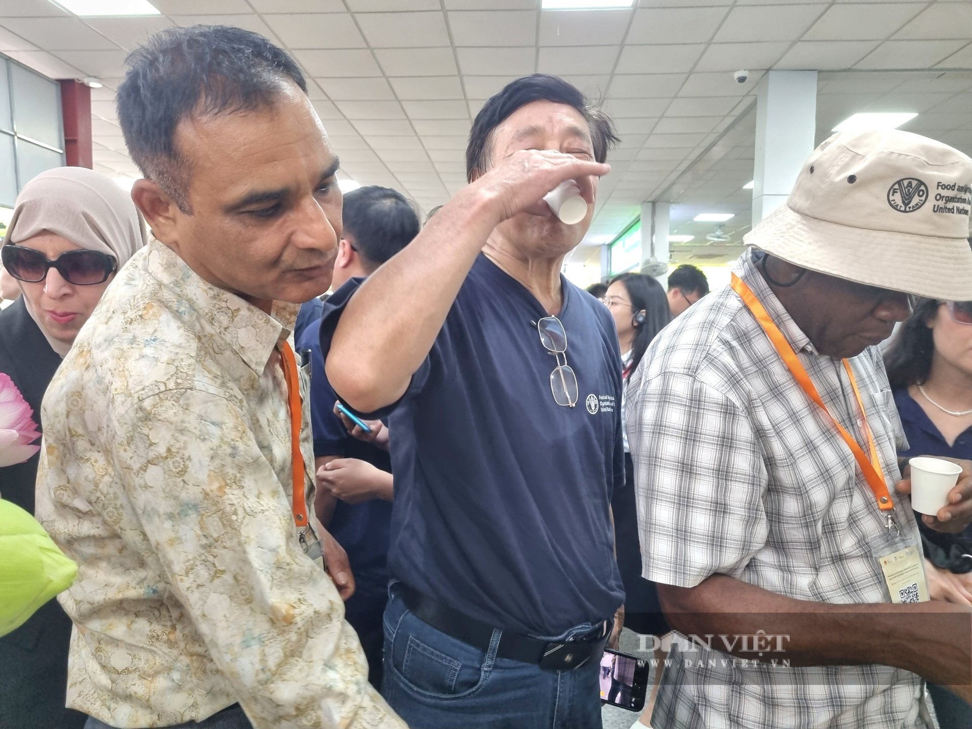  Đoàn công tác FAO và bộ trưởng nông nghiệp nhiều nước thưởng thức đồ uống ở Ninh Bình. Ảnh: Vũ Thượng