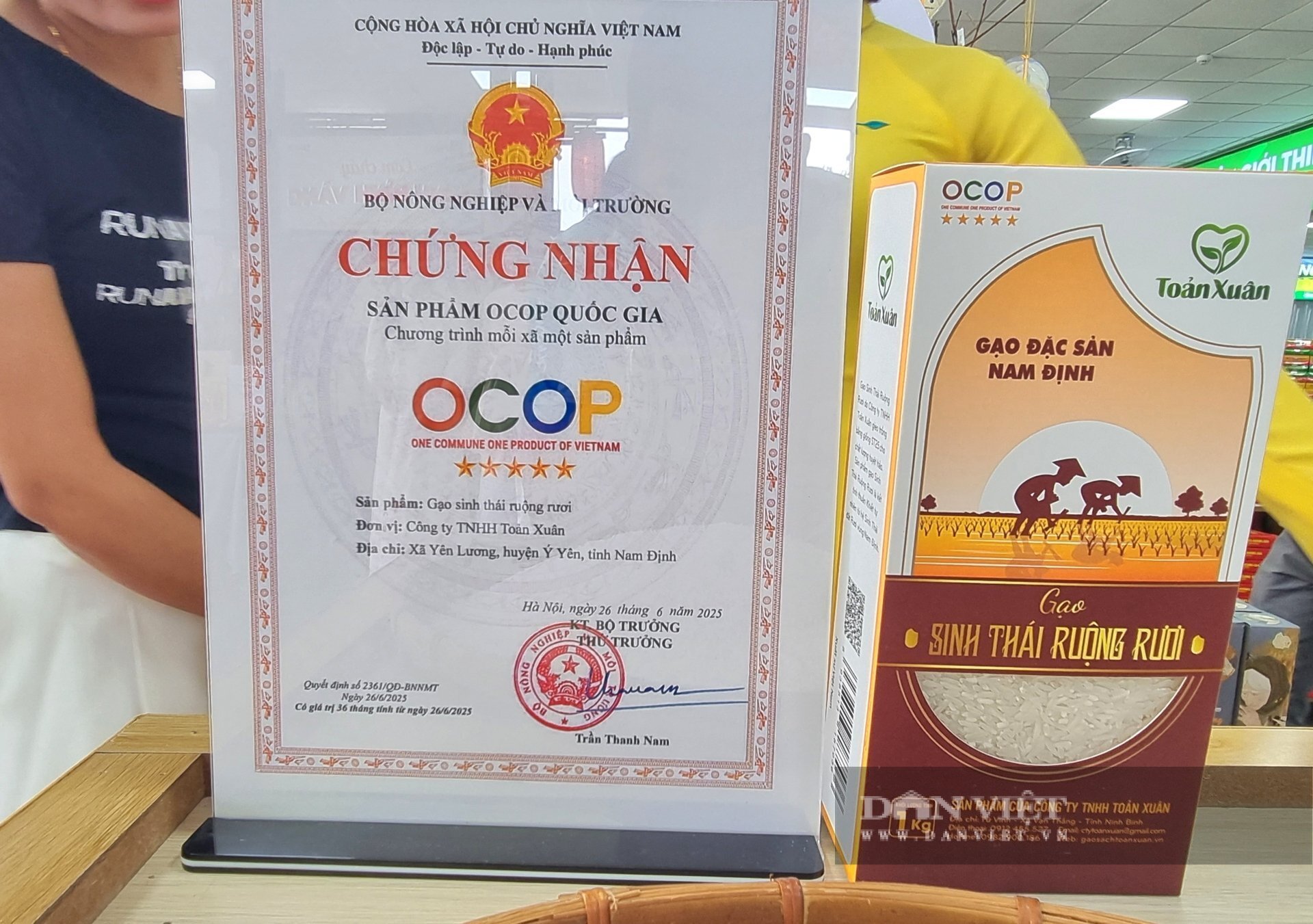  Sản phẩm gạo sinh thái ruộng rươi, đơn vị Công ty TNHH Toản Xuân đạt chuẩn 5 sao. Ảnh: Vũ Thượng