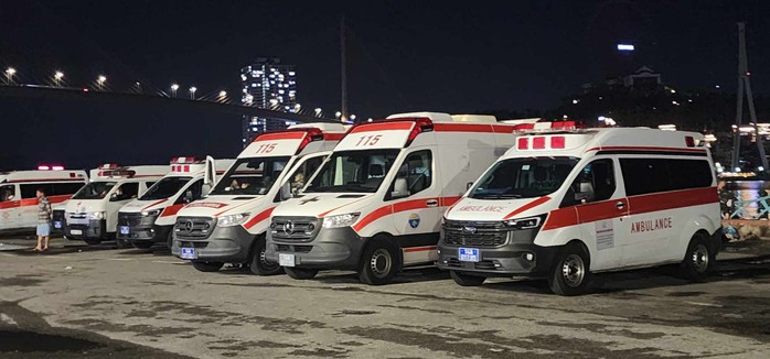  Xe cứu thương túc trực sẵn sàng cấp cứu, vận chuyển bệnh nhân về các đơn vị y tế để xử trí và điều trị