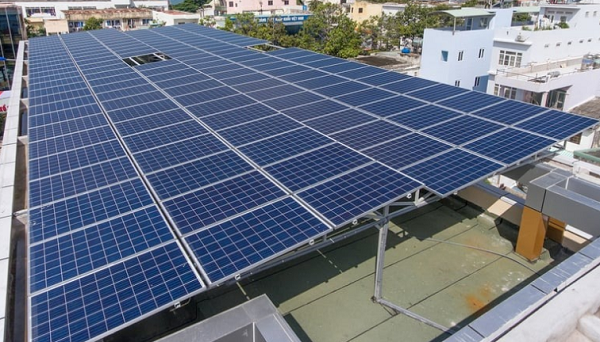  Lắp đặt điện mặt trời mái nhà theo hình thức tự sản xuất, tự tiêu thụ đem lại lợi ích trực tiếp cho người dân và doanh nghiệp là giảm hóa đơn tiền điện hằng tháng - Ảnh: IT