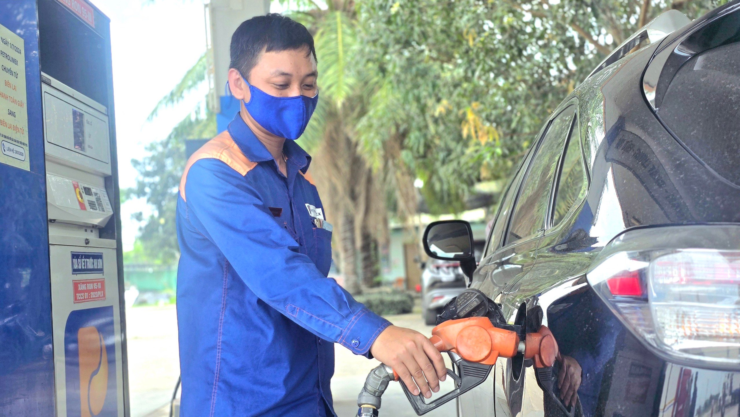  Mức thuế bảo vệ môi trường với xăng (trừ ethanol) được đề xuất ở mức 2.000 đồng/lít cho hết năm 2026 (Ảnh: Hồng Hạnh).