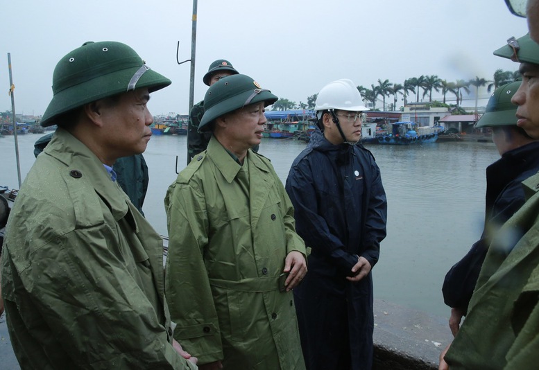 Phó Thủ tướng Trần Hồng Hà và đoàn công tác kiểm tra công tác chuẩn bị phòng, chống bão số 3 (bão Wipha) tại TP. Hải Phòng - Ảnh: VGP/Minh Khôi