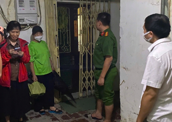 Lực lượng chức năng vận động người dân dời chung cư trước khi bão vào. Ảnh: T.N.