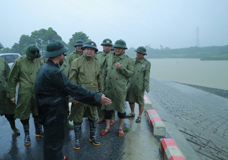 Phó Thủ tướng Trần Hồng Hà kiểm tra công tác phòng, chống bão tại công trình kè chống sạt lở hai bên cầu Vạn Hà - Ảnh: VGP/Minh Khôi