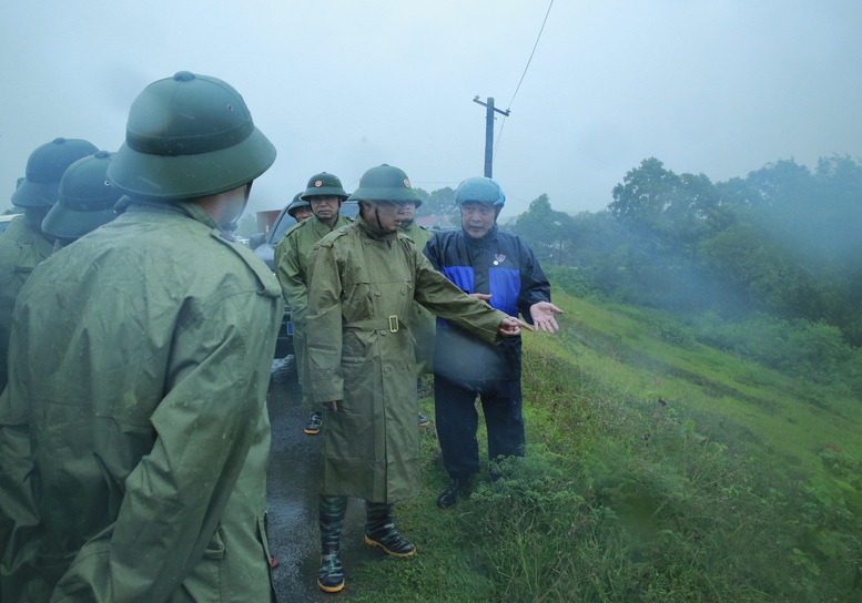 Phó Thủ tướng Trần Hồng Hà kiểm tra công tác phòng, chống bão tại cống Ngọc Quang (xã Xuân Lập) - Ảnh: VGP/Minh Khôi