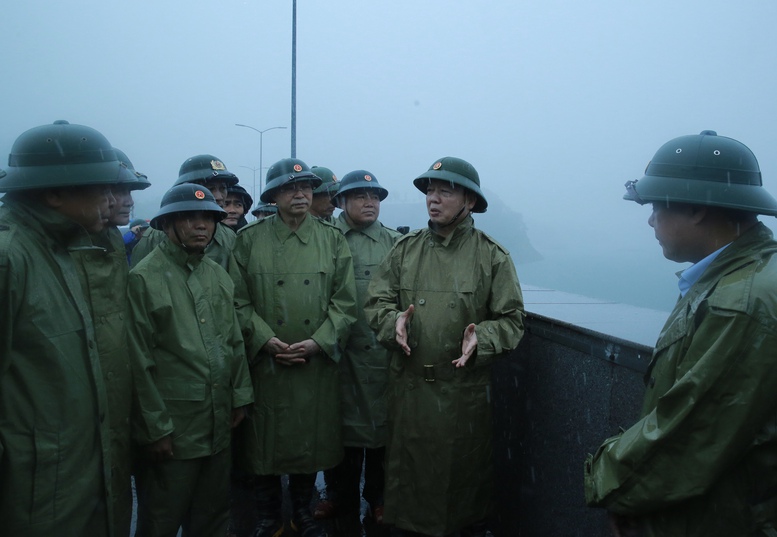 Phó Thủ tướng Trần Hồng Hà nhấn mạnh vai trò đặc biệt quan trọng của hồ Cửa Đạt đối với an toàn hạ du - Ảnh: VGP/Minh Khôi