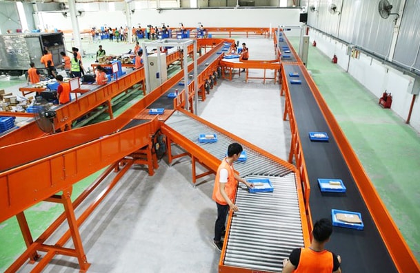 Dây chuyền phân loại hàng hóa tại kho hàng của sàn thương mại điện tử Lazada. Ảnh: Quang Vũ