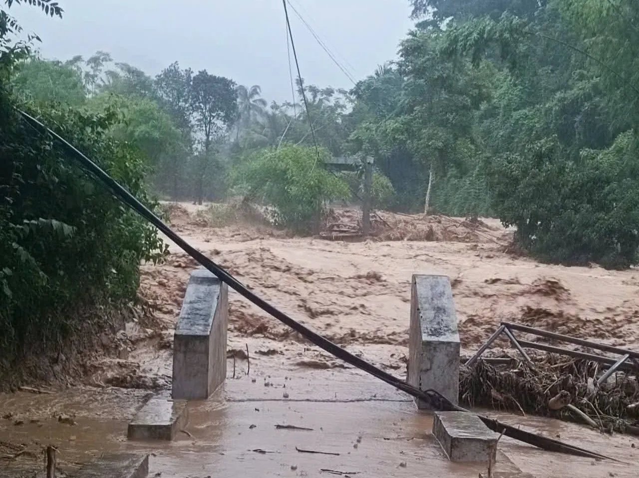 Ngày 22/7, lũ ống đã khiến cầu dân sinh vào bản Nhôn Mai (Nghệ An) bị cuốn trôi, cô lập hơn 200 hộ dân. Ảnh: CTV