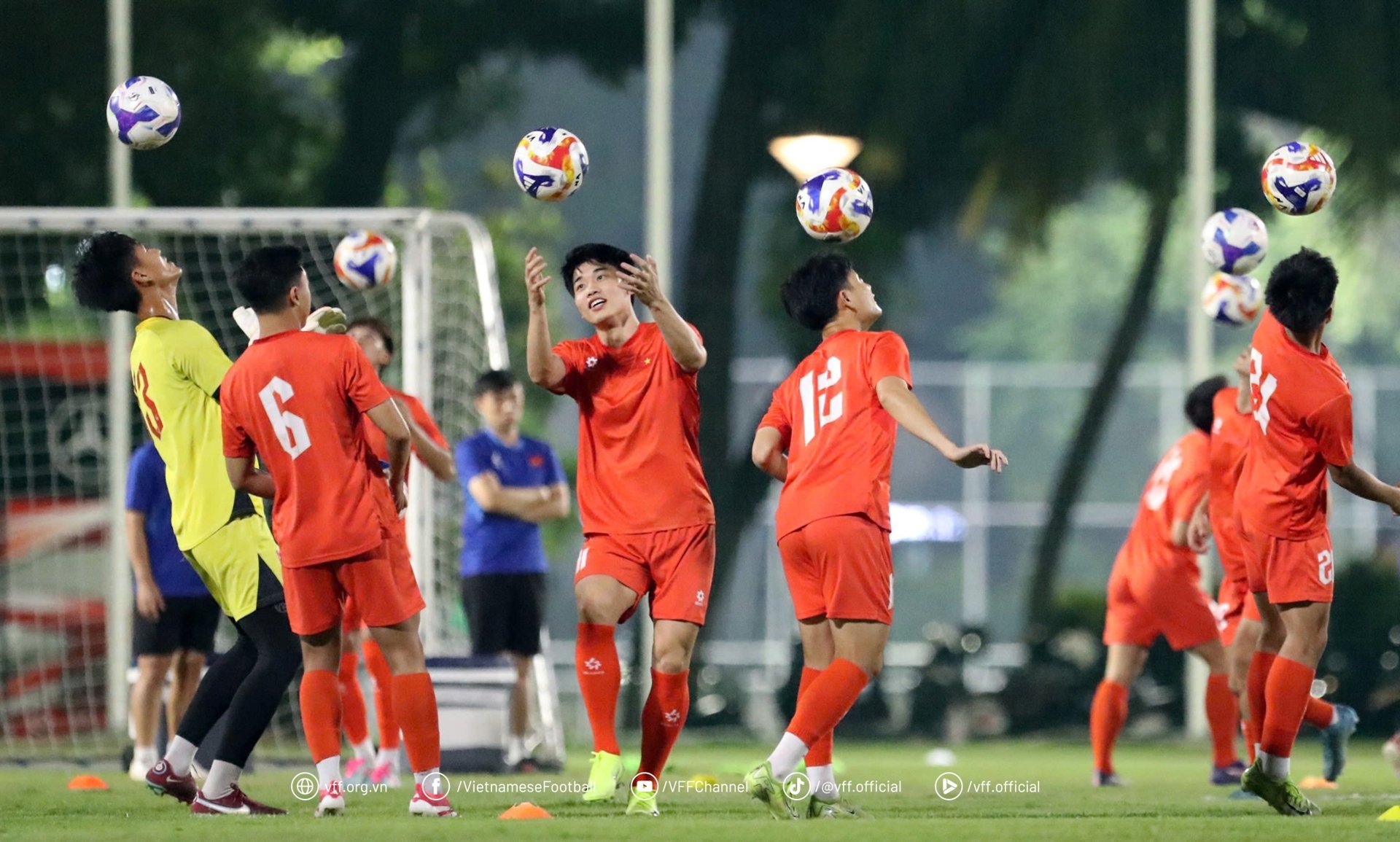  Thông tin từ bộ phận y tế cho biết lực lượng U23 Việt Nam không có ca chấn thương đáng tiếc nào. Trung vệ Phạm Lý Đức – người bị đau sau pha va chạm trong trận đấu với U23 Campuchia – đã được kiểm tra và không gặp vấn đề nghiêm trọng.