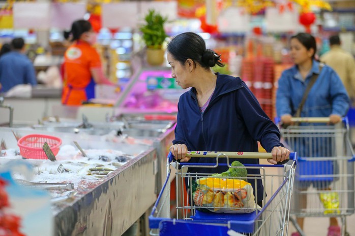 Người dân TP HCM mua sắm ở siêu thị. Ảnh: Hoàng Triều