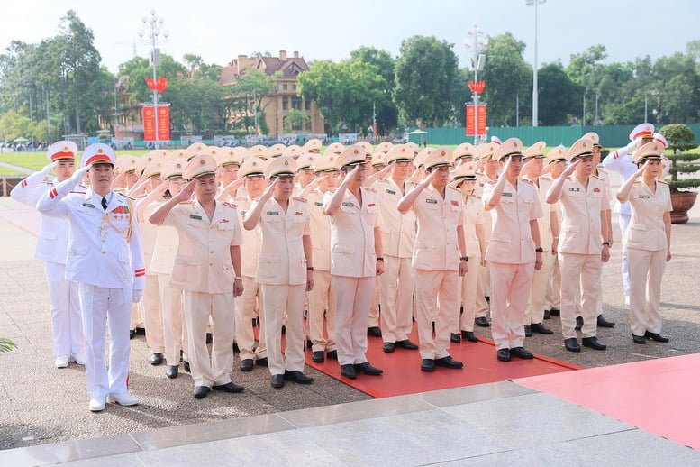  Đoàn đại biểu Đảng ủy Công an Trung ương và Bộ Công an đặt vòng hoa và vào Lăng viếng Chủ tịch Hồ Chí Minh - Ảnh: VGP/Nhật Bắc