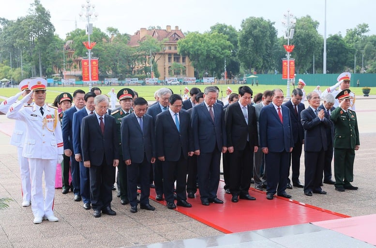  Các đồng chí lãnh đạo, nguyên lãnh đạo Đảng, Nhà nước đặt vòng hoa và vào Lăng viếng Chủ tịch Hồ Chí Minh - Ảnh: VGP/Nhật Bắc