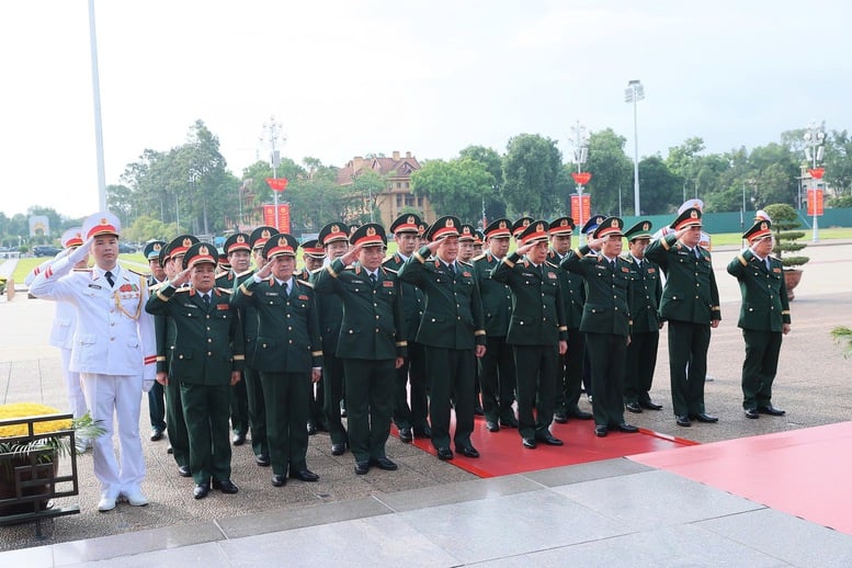  Đoàn đại biểu Quân ủy Trung ương và Bộ Quốc phòng đặt vòng hoa và vào Lăng viếng Chủ tịch Hồ Chí Minh - Ảnh: VGP/Nhật Bắc
