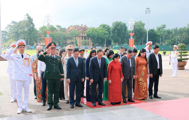 Đoàn đại biểu TP. Hà Nội đặt vòng hoa và vào Lăng viếng Chủ tịch Hồ Chí Minh - Ảnh: VGP/Nhật Bắc