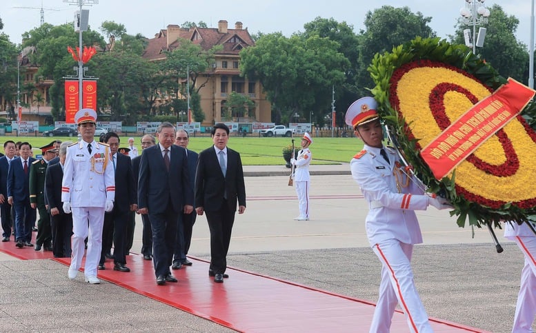  Các đồng chí lãnh đạo, nguyên lãnh đạo Đảng, Nhà nước đặt vòng hoa và vào Lăng viếng Chủ tịch Hồ Chí Minh - Ảnh: VGP/Nhật Bắc
