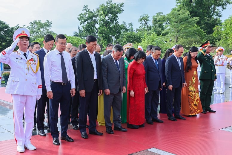  Đoàn đại biểu TP. Hà Nội tưởng niệm các anh hùng liệt sĩ - Ảnh: VGP/Nhật Bắc
