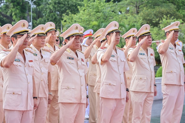  Đoàn đại biểu Đảng ủy Công an Trung ương và Bộ Công an tưởng niệm các anh hùng liệt sĩ - Ảnh: VGP/Nhật Bắc