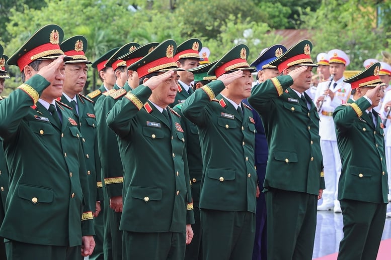  Đoàn đại biểu Quân ủy Trung ương và Bộ Quốc phòng tưởng niệm các anh hùng liệt sĩ - Ảnh: VGP/Nhật Bắc