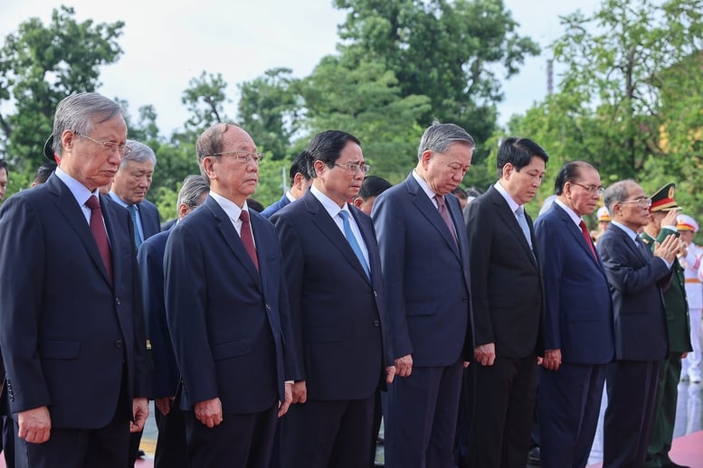  Các đồng chí lãnh đạo, nguyên lãnh đạo Đảng, Nhà nước dâng hương tại Đài tưởng niệm các anh hùng liệt sĩ - Ảnh: VGP/Nhật Bắc