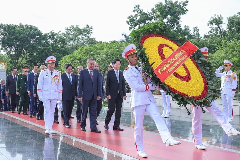  Các đồng chí lãnh đạo, nguyên lãnh đạo Đảng, Nhà nước dâng hương tại Đài tưởng niệm các anh hùng liệt sĩ - Ảnh: VGP/Nhật Bắc