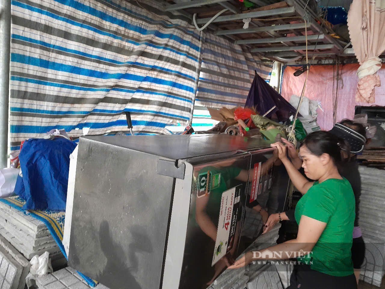  Người dân vùng thượng sông La kê cao đồ đạc, chuẩn bị thuyền, chủ động ứng phó nguy cơ lũ. Ảnh: PV
