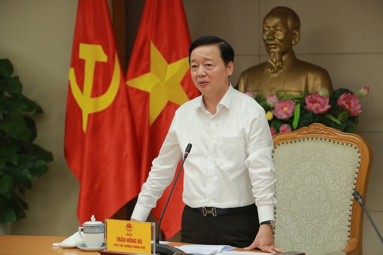 Phó Thủ tướng Trần Hồng Hà chủ trì cuộc họp cho ý kiến về dự thảo Quyết định của Thủ tướng Chính phủ điều chỉnh giao chỉ tiêu hoàn thành nhà ở xã hội trong năm 2025 và các năm tiếp theo đến năm 2030 - Ảnh: VGP/Minh Khôi
