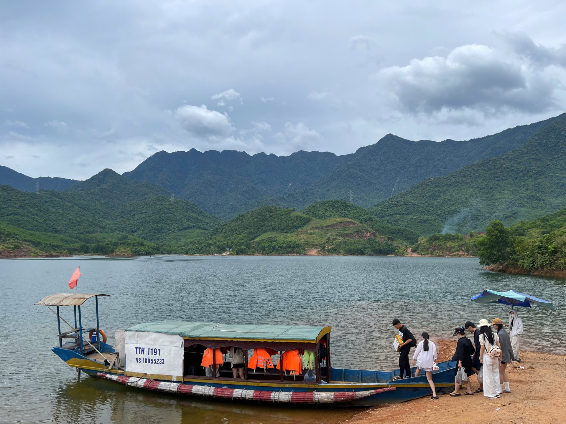 Theo lãnh đạo UBND xã Chân Mây - Lăng Cô, giấy phép hoạt động của khu du lịch này đã hết hạn từ tháng 10 năm 2023 nhưng đến nay khu lịch này vẫn còn hoạt động nhộn nhịp.