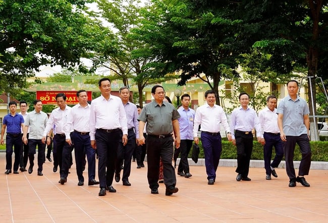 Thủ tướng Chính phủ Phạm Minh Chính và đoàn công tác đến dâng hương, dâng hoa tại Đền thờ Bác Hồ và các Anh hùng liệt sĩ tại tỉnh Quảng Trị