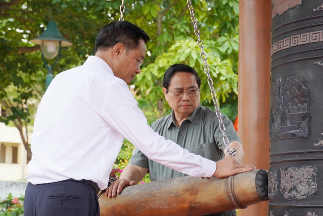  Thủ tướng Chính phủ Phạm Minh Chính và Bí thư Tỉnh ủy Quảng Trị Lê Ngọc Quang thực hiện nghi thức thỉnh chuông tại Đền thờ Bác Hồ và các Anh hùng liệt sĩ tỉnh.