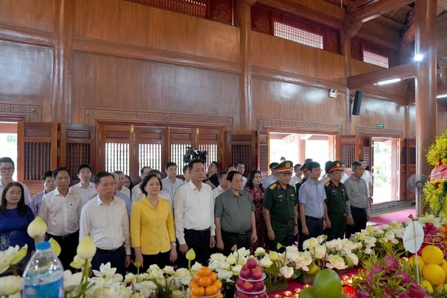  Các đại biểu dự lễ dâng hương, dâng hoa tại Đền thờ Bác Hồ và các Anh hùng liệt sĩ tại tỉnh Quảng Trị
