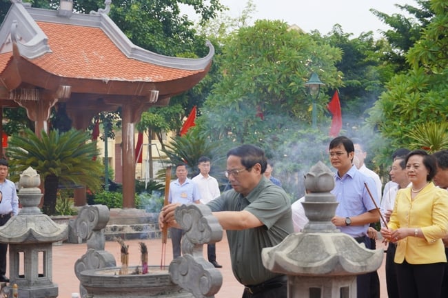  Thủ tướng Chính phủ Phạm Minh Chính cùng đoàn công tác Trung ương dâng hương tưởng niệm Bác Hồ và các Anh hùng liệt sĩ.
