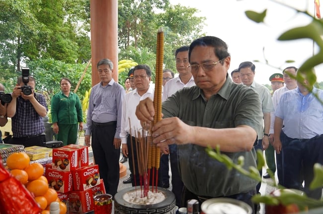  Thủ tướng Chính phủ Phạm Minh Chính dâng hương tưởng niệm 16 thanh niên xung phong hi sinh tại bến phà Long Đại.