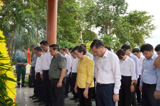  Các đại biểu dành phút mặc niệm tri ân các anh hùng liệt sĩ tại bến phà Long Đại