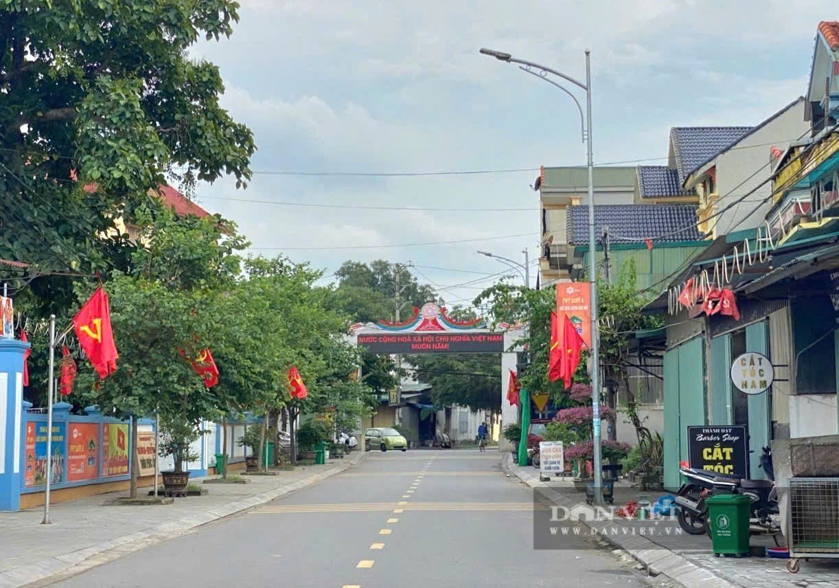  Tuyến đường nông thôn mới ở Quỳnh Lưu rực rỡ cờ hoa. Ảnh: K M