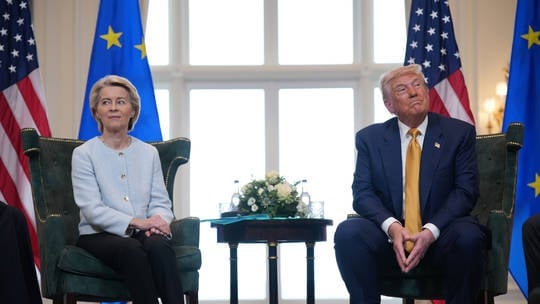  Chủ tịch Ủy ban Châu Âu Ursula von der Leyen gặp Tổng thống Mỹ Donald Trump tại câu lạc bộ golf Trump Turnberry vào ngày 27/7/2025. Ảnh Getty Images